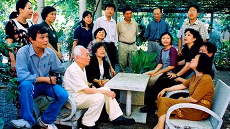 Con cháu quây quần quanh Đại tướng và phu nhân tại sân sau ngôi nhà của mình năm 1993