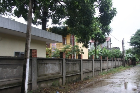 Tường bao đang đợi hàng rào