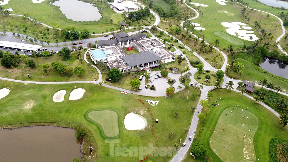 Nằm trên đảo Vũ Yên (TP Hải Phòng), sân Vinpearl Golf sở hữu 36 hố tiêu chuẩn với 2 sân thi đấu riêng biệt (18 hố sân hồ, 18 hố sân đầm lầy). Tại đây, các golfer sẽ được trải nghiệm những cú đánh từ góc nhìn độc đáo hướng ra cảng Đình Vũ cũng như trung tâm thành phố cảng.