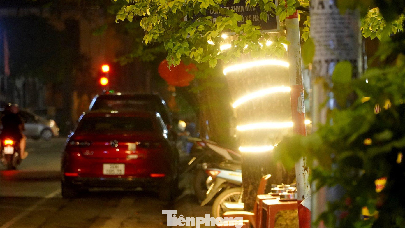 Một quán vỉa hè phố Lê Văn Hưu lạm dụng đèn sáng cường độ lớn để thu hút khách hàng.