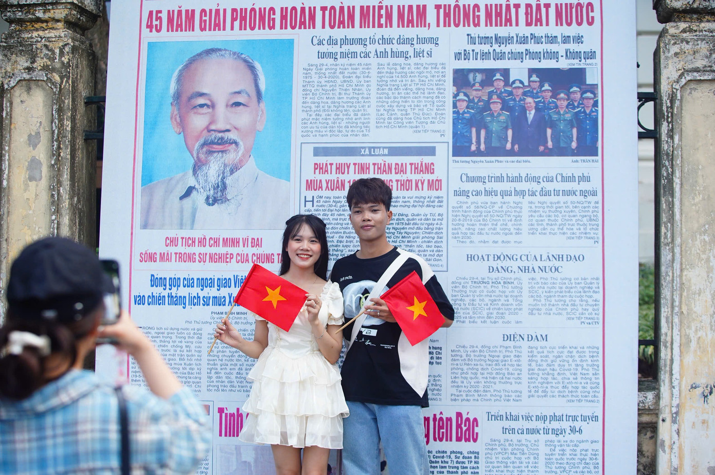 Bạn trẻ Check-in bên pano nội dung báo chí lịch sử.