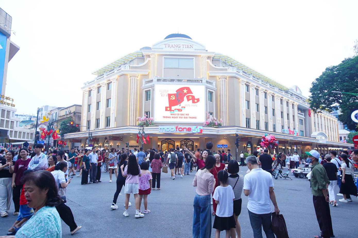 Khu vực trung tâm phố cổ, phố đi bộ Hoàn Kiếm mọi người thảnh thơi dạo phố, tận hưởng không khí hân hoan, phấn khởi, tự hào trong ngày kỷ niệm 50 năm thống nhất đất nước.