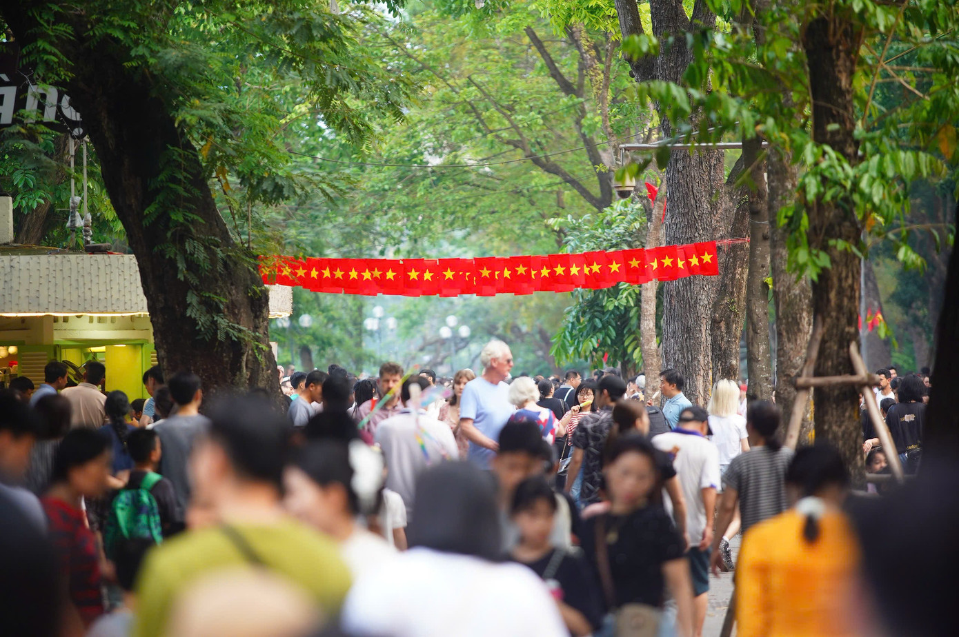 Thời tiết Hà Nội hôm nay hửng nắng, khá thuận lợi cho người dân hoạt động vui chơi ngoài trời.