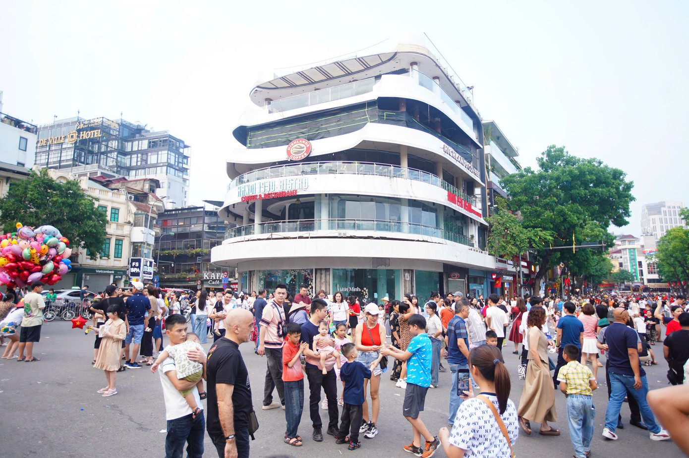 Khu vực tòa nhà Hàm Cá Mập vẫn thu hút đông đảo người dân ghé chơi.