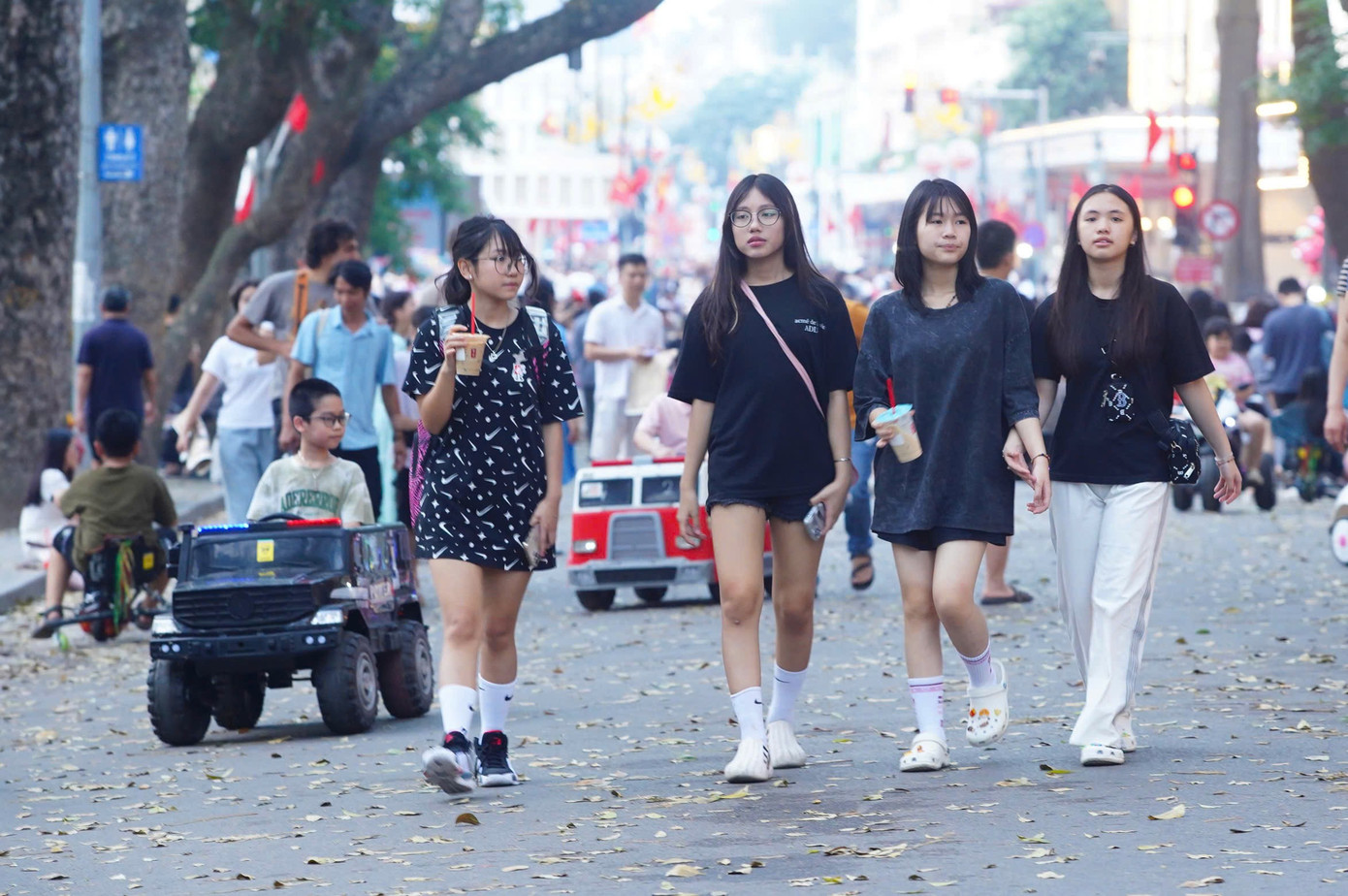 Đoạn phố Tràng Tiền - Hàng Khay thu hút nhiều gia đình đưa con nhỏ đến vui chơi.