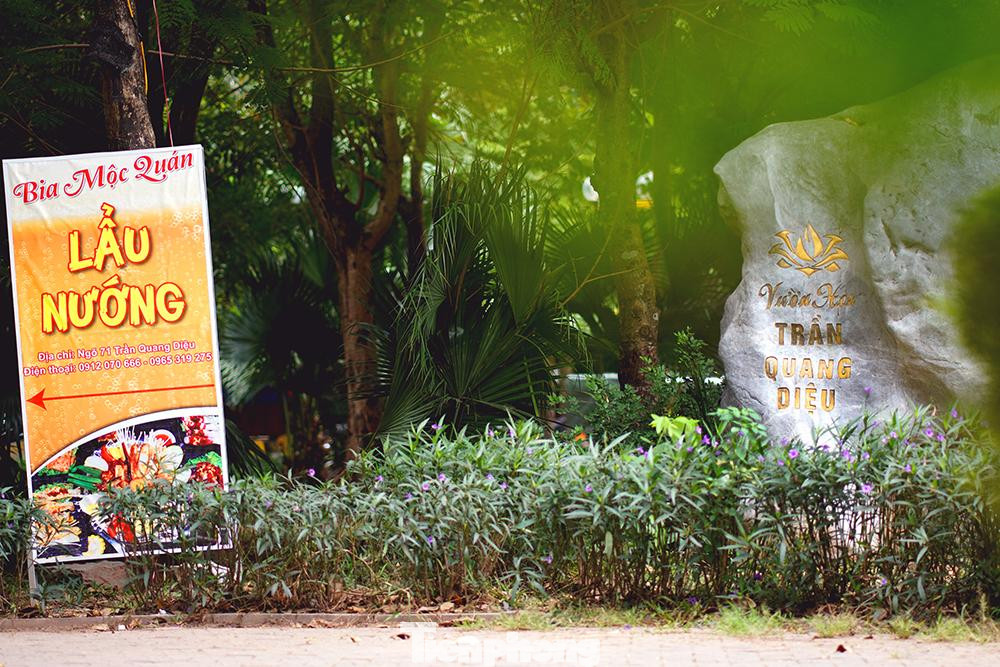 Cảnh nhếch nhác xuống cấp, phế thải bủa vây ở vườn hoa giữa Thủ đô ảnh 9 Cảnh nhếch nhác xuống cấp, phế thải bủa vây ở vườn hoa giữa Thủ đô ảnh 9