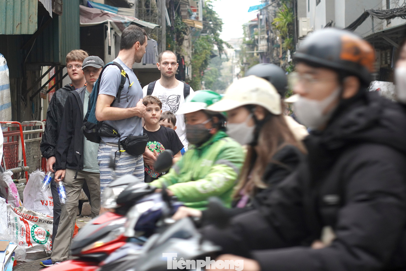 Theo chân nhóm du khách này, phóng viên có mặt tại khu vực đường ray đoạn Khâm Thiên chạy song song với phố Lê Duẩn tới ngõ 222 Lê Duẩn.