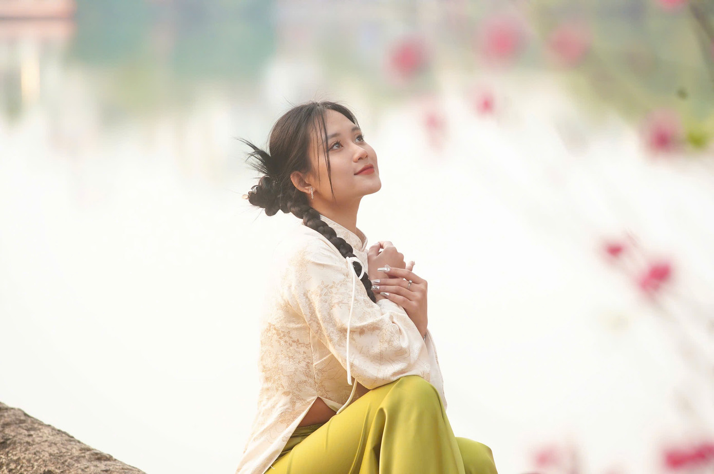 Dưới nắng vàng ấm áp, nhiều bạn trẻ đã tranh thủ thả dáng để có được những tấm hình rực rỡ đầu năm.