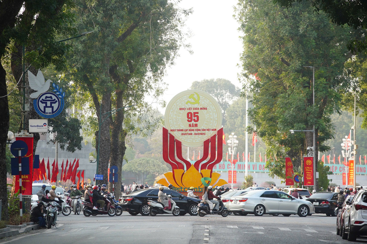 Các tuyến đường Điện Biên Phủ, Hoàng Diệu, Hùng Vương, Thanh Niên... được bố trí pano, áp phích, băng rôn rực rỡ và nổi bật. Các tuyến đường Điện Biên Phủ, Hoàng Diệu, Hùng Vương, Thanh Niên... được bố trí pano, áp phích, băng rôn rực rỡ và nổi bật.