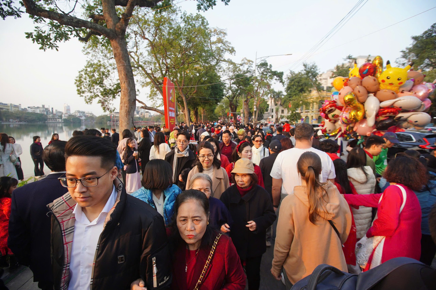 Từ khoảng 12h trưa, khuôn viên quanh Hồ Gươm đông nghịt người dân du xuân.