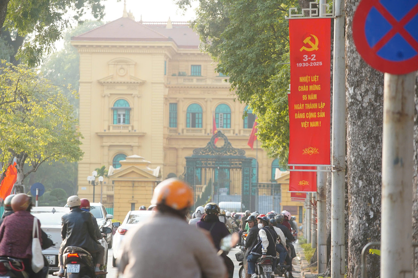 Cụm áp phích được treo trước cổng Phủ Chủ tịch. Cụm áp phích được treo trước cổng Phủ Chủ tịch.