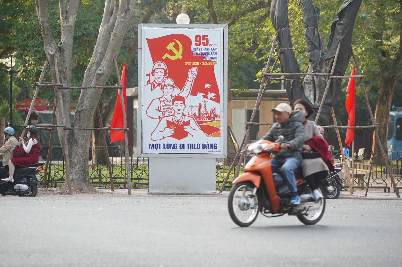 Hoạt động trang trí, tuyên truyền cổ động trực quan được thực hiện nhằm khích lệ, cổ vũ các thế hệ người Việt Nam tích cực học tập, phấn đấu, cống hiến sức lực, trí tuệ, góp phần xây dựng, phát triển Thủ đô và đất nước phồn vinh, hạnh phúc. Hoạt động trang trí, tuyên truyền cổ động trực quan được thực hiện nhằm khích lệ, cổ vũ các thế hệ người Việt Nam tích cực học tập, phấn đấu, cống hiến sức lực, trí tuệ, góp phần xây dựng, phát triển Thủ đô và đất nước phồn vinh, hạnh phúc.