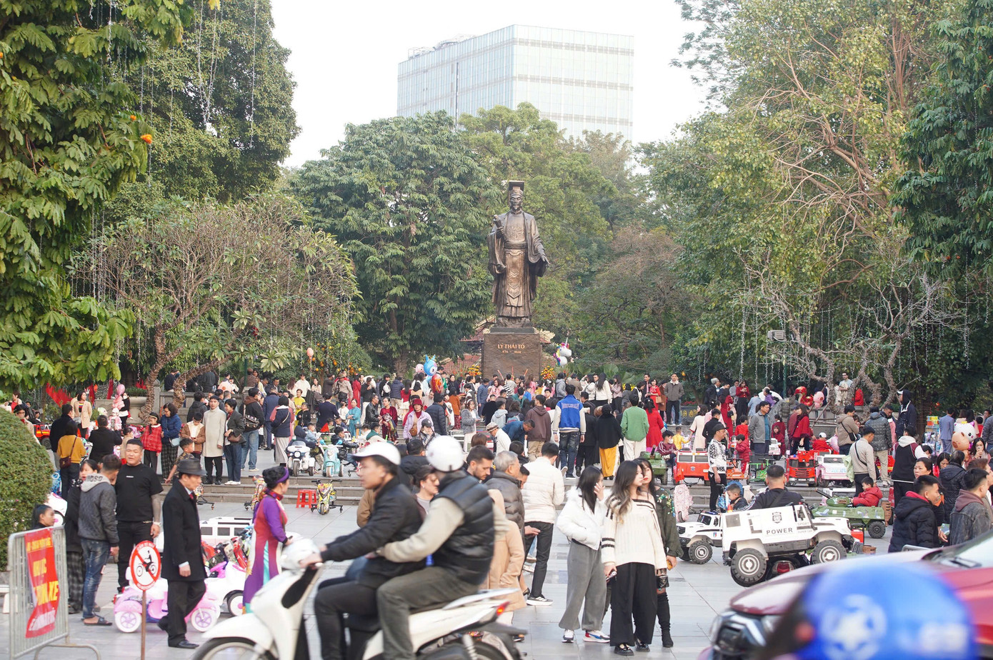 Từ khoảng 12h trưa, khuôn viên quanh Hồ Gươm đông nghịt người dân du xuân.