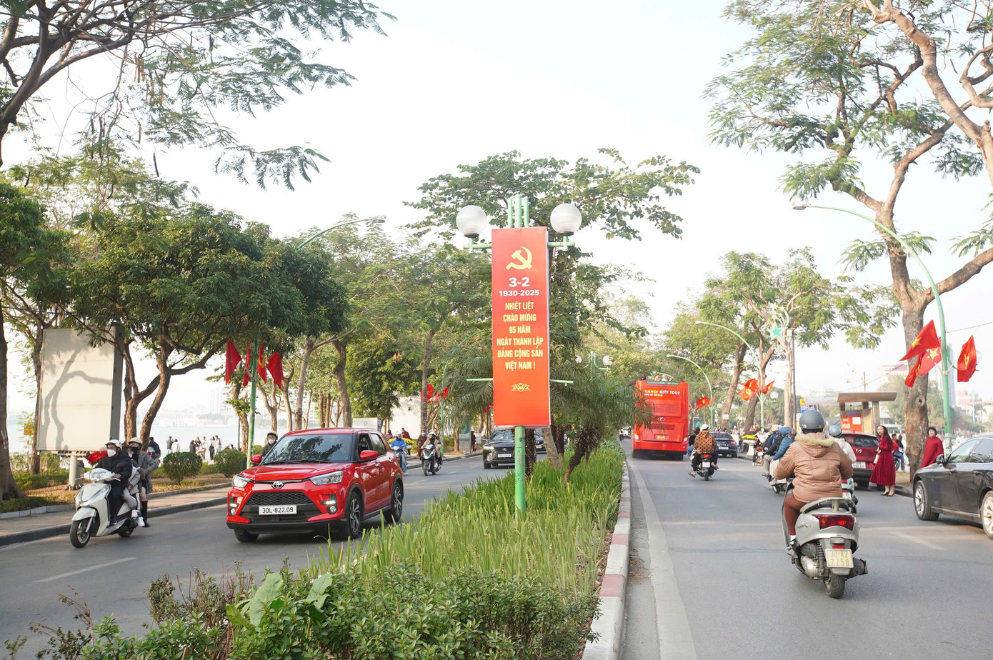 Các tuyến đường Điện Biên Phủ, Hoàng Diệu, Hùng Vương, Thanh Niên... được bố trí pano, áp phích, băng rôn rực rỡ và nổi bật. Các tuyến đường Điện Biên Phủ, Hoàng Diệu, Hùng Vương, Thanh Niên... được bố trí pano, áp phích, băng rôn rực rỡ và nổi bật.