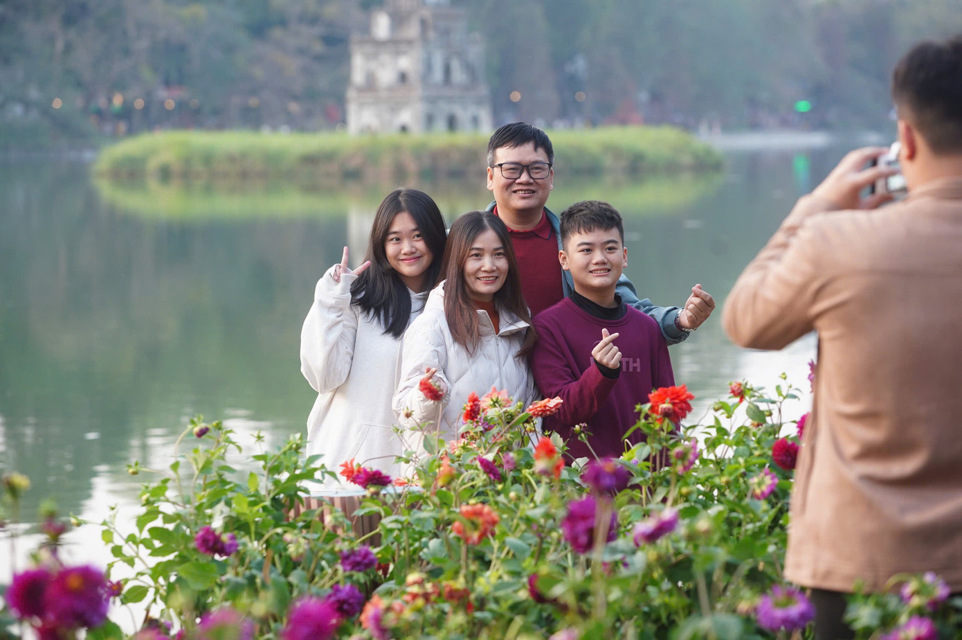 Nhiều gia đình cũng chọn thời điểm này để lưu lại những bức hình kỷ niệm đón tân xuân bên người thân.