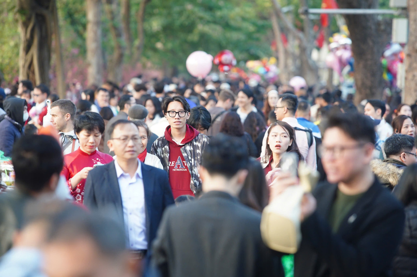 Từ khoảng 12h trưa, khuôn viên quanh Hồ Gươm đông nghịt người dân du xuân.