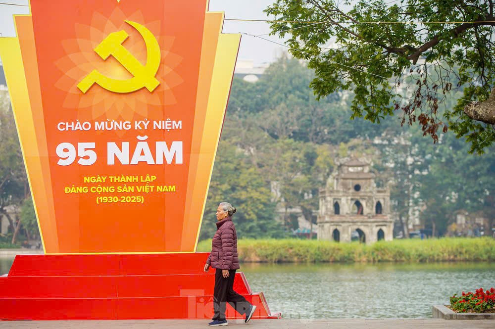 Khu vực trung tâm phố cổ, hồ Hoàn Kiếm và các giao lộ lớn của thành phố ngập tràn không khí vui tươi, mừng ngày kỷ niệm 95 năm thành lập Đảng Cộng sản Việt Nam. Khu vực trung tâm phố cổ, hồ Hoàn Kiếm và các giao lộ lớn của thành phố ngập tràn không khí vui tươi, mừng ngày kỷ niệm 95 năm thành lập Đảng Cộng sản Việt Nam.