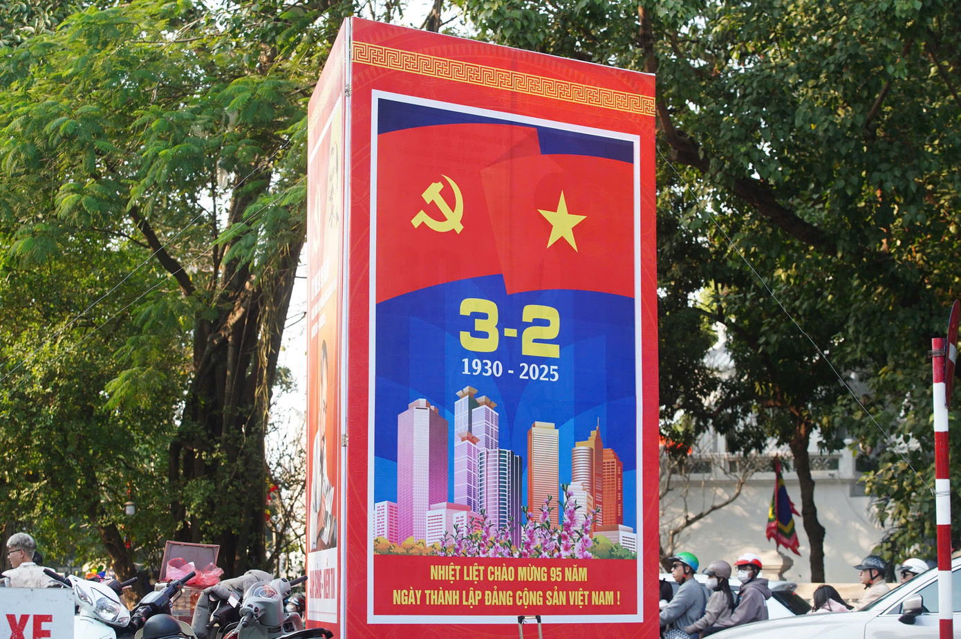 Hoạt động trang trí, tuyên truyền cổ động trực quan được thực hiện nhằm khích lệ, cổ vũ các thế hệ người Việt Nam tích cực học tập, phấn đấu, cống hiến sức lực, trí tuệ, góp phần xây dựng, phát triển Thủ đô và đất nước phồn vinh, hạnh phúc. Hoạt động trang trí, tuyên truyền cổ động trực quan được thực hiện nhằm khích lệ, cổ vũ các thế hệ người Việt Nam tích cực học tập, phấn đấu, cống hiến sức lực, trí tuệ, góp phần xây dựng, phát triển Thủ đô và đất nước phồn vinh, hạnh phúc.