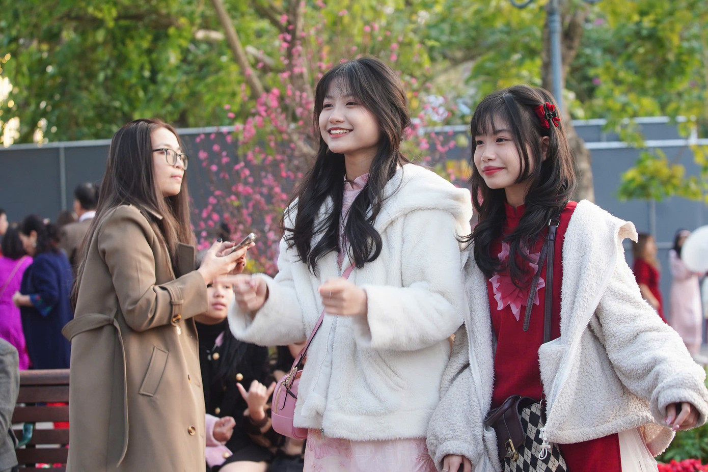 Dưới nắng vàng ấm áp, nhiều bạn trẻ đã tranh thủ thả dáng để có được những tấm hình rực rỡ đầu năm.