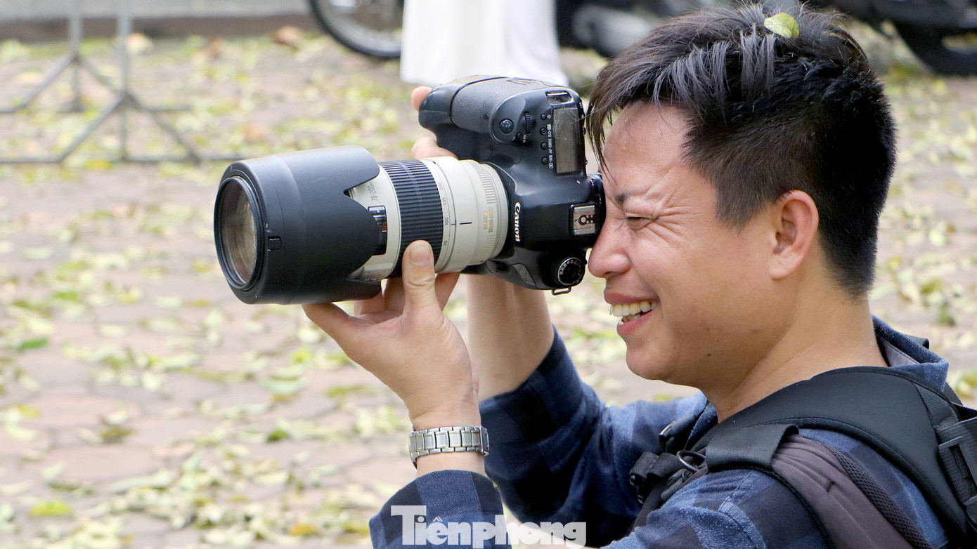 Anh Trương Hùng Duy, thợ chụp ảnh trên cho biết: "Giá chụp dạng du lịch thì cũng không rẻ cho một bộ ảnh tại đây, khoảng từ 700 - 900 nghìn đồng. Nhưng nếu tiện, có người qua đường muốn checkin một hai kiểu tôi vẫn chụp giúp".