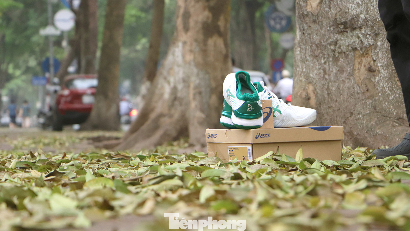 Khung cảnh độc đáo cũng hút shop hàng này bày mẫu chụp hình sản phẩm.