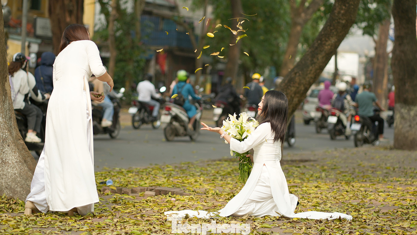 Chỉ cần chiếc điện thoại, một 'đồng đội' chụp ảnh có tâm là những bạn trẻ này đã có thể sáng tác những bức ảnh check-in độc đáo của mình.
