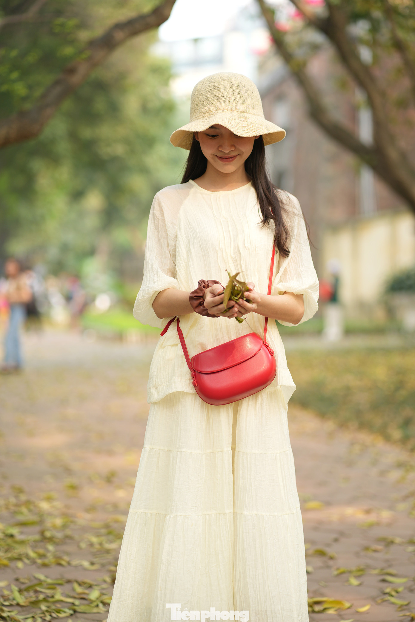 Một bạn nữ mảnh khảnh, dịu dàng trong không gian hơi hướng vintage - cổ điển và mềm mại.