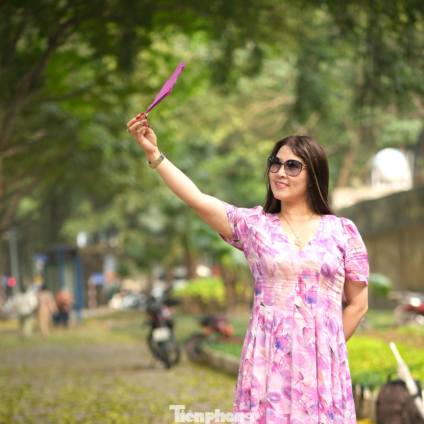 Cũng có nhiều du khách từ xa tìm đến đoạn đường này với nhiều trang phục cùng "thợ ảnh" chuyên nghiệp checkin mùa lá rụng.