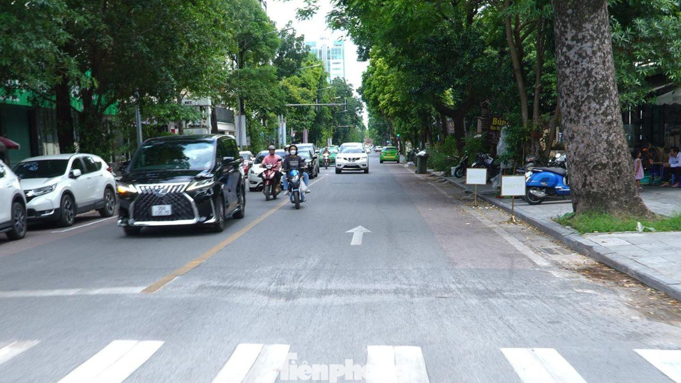 Hệ thống vạch chỉ dẫn trên đường, đầu - cuối các ngã tư đã được hoàn thiện. Trên mặt đường, các vạch kẻ đường màu vàng phân chia rõ hai làn đường riêng biệt. Các biển cấm dừng xe, biển chỉ dẫn cũng đã được đặt.