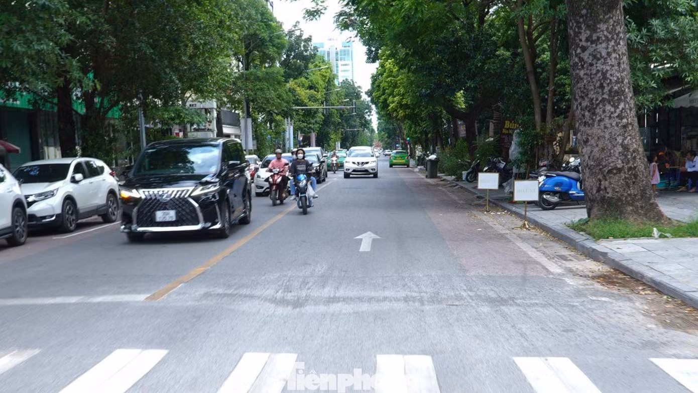 Hệ thống vạch chỉ dẫn trên đường, đầu - cuối các ngã tư đã được hoàn thiện. Trên mặt đường, các vạch kẻ đường màu vàng phân chia rõ hai làn đường riêng biệt. Các biển cấm dừng xe, biển chỉ dẫn cũng đã được đặt. Hệ thống vạch chỉ dẫn trên đường, đầu - cuối các ngã tư đã được hoàn thiện. Trên mặt đường, các vạch kẻ đường màu vàng phân chia rõ hai làn đường riêng biệt. Các biển cấm dừng xe, biển chỉ dẫn cũng đã được đặt.