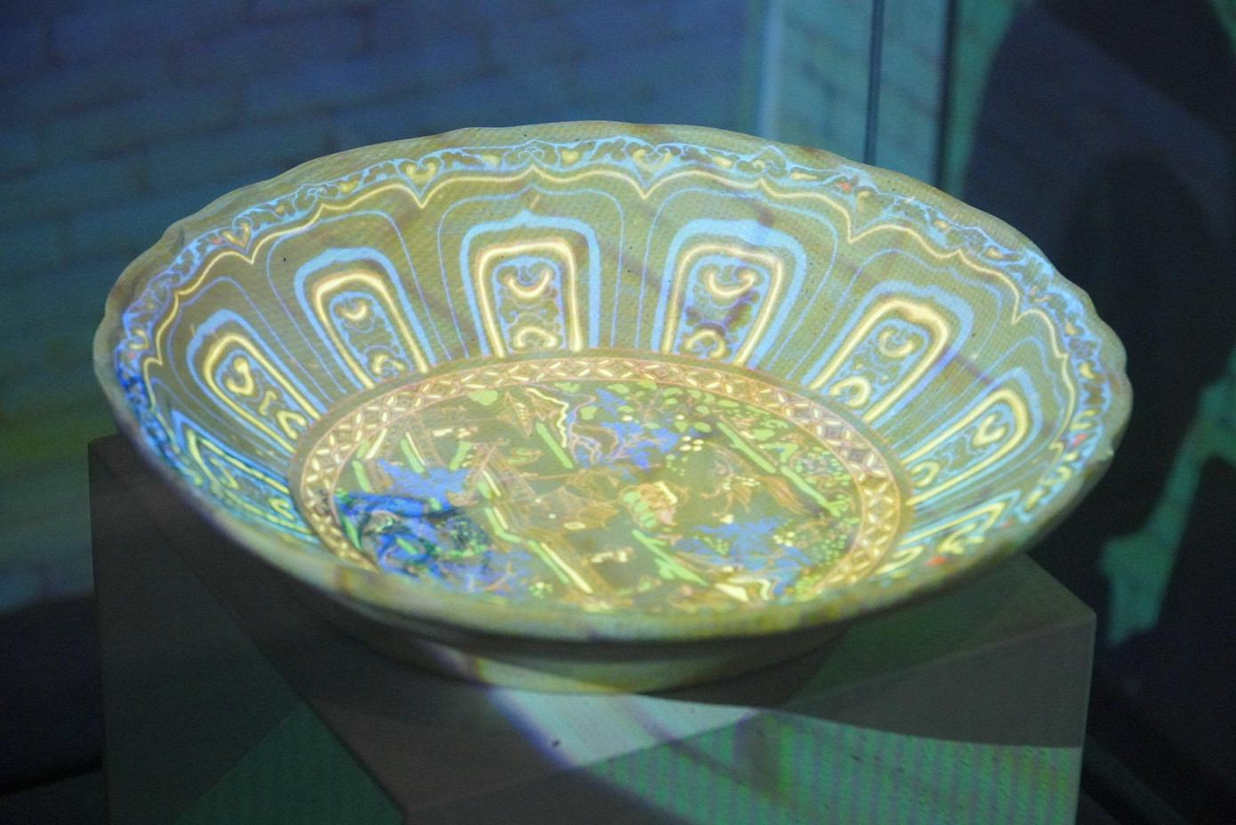 Những "báu vật hoàng cung" được giới thiệu tới công chúng là những đồ dùng, vật dụng không thể thiếu, có vai trò rất quan trọng trong đời sống hoàng cung, từ cuộc sống sinh hoạt thường nhật đến các yến tiệc của nhà vua và triều đình trong các dịp đại lễ, sinh nhật vua, lễ đăng quang của nhà vua…