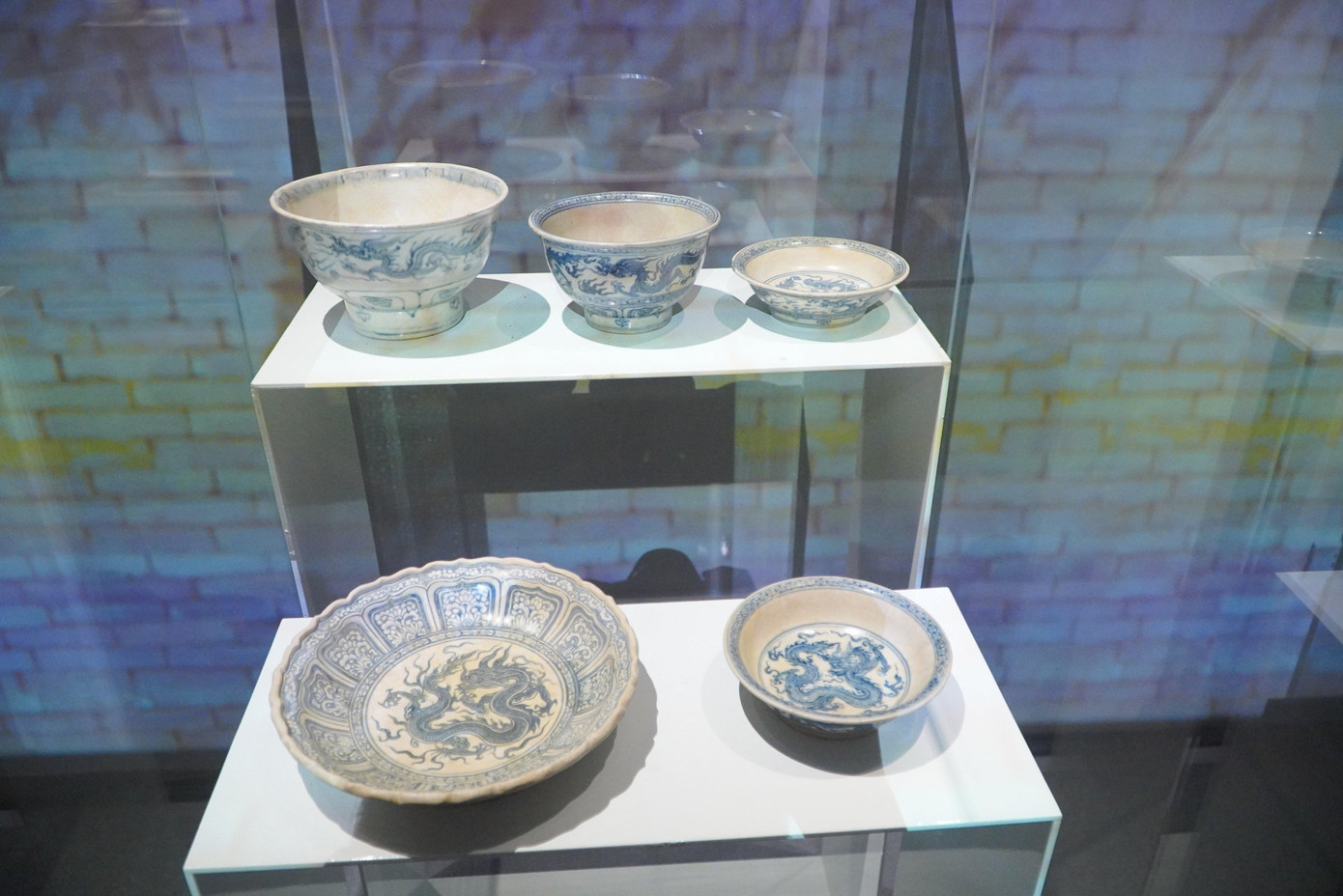 Với sự kết hợp Công nghệ trình chiếu 3D mapping, những “báu vật hoàng cung” hiện lên với những hoa văn độc đáo để khách tham quan nhận diện rõ hơn về vẻ đẹp và tính sang quý của đồ gốm ngự dụng hoàng cung Thăng Long.