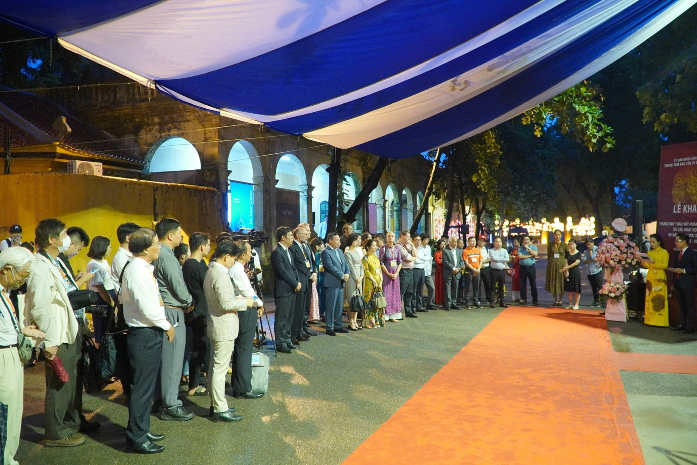 Tại Nhà N19 - Khu di sản Hoàng thành Thăng Long, Ban tổ chức đã giới thiệu tới công chúng một số loại hình đồ gốm sứ tiêu biểu, đặc sắc trong Hoàng cung Thăng Long.