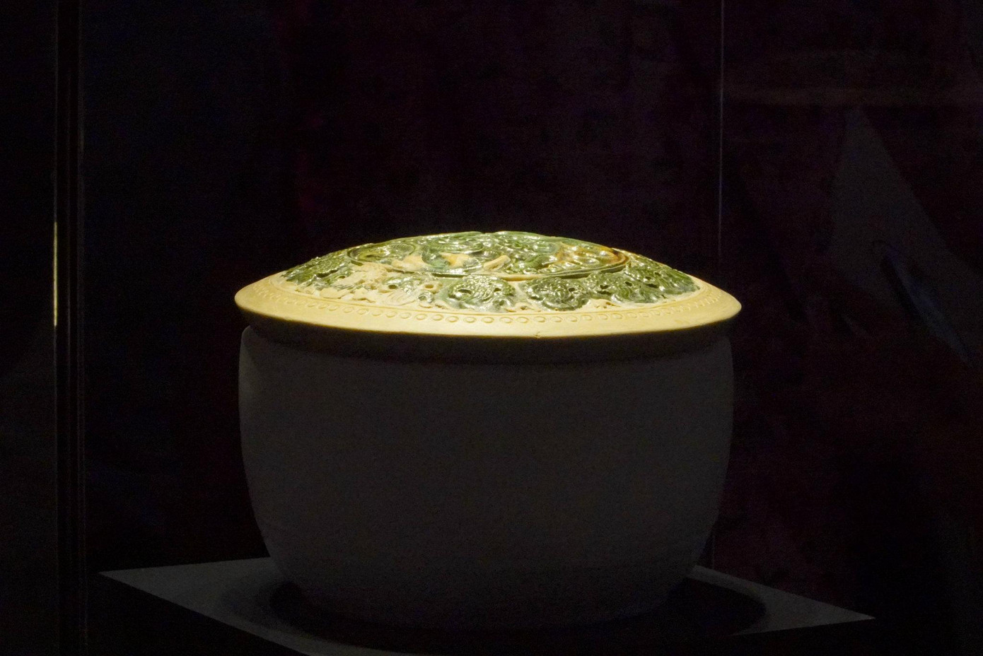 Ngoài ra, nhiều đồ gốm quý còn được dùng làm đồ tự khí trong các tôn miếu hay được dùng làm đồ vật trang hoàng nội thất của các cung điện, lầu gác nhằm điểm tô vẻ đẹp quyền quý, cao sang của chốn cung đình.