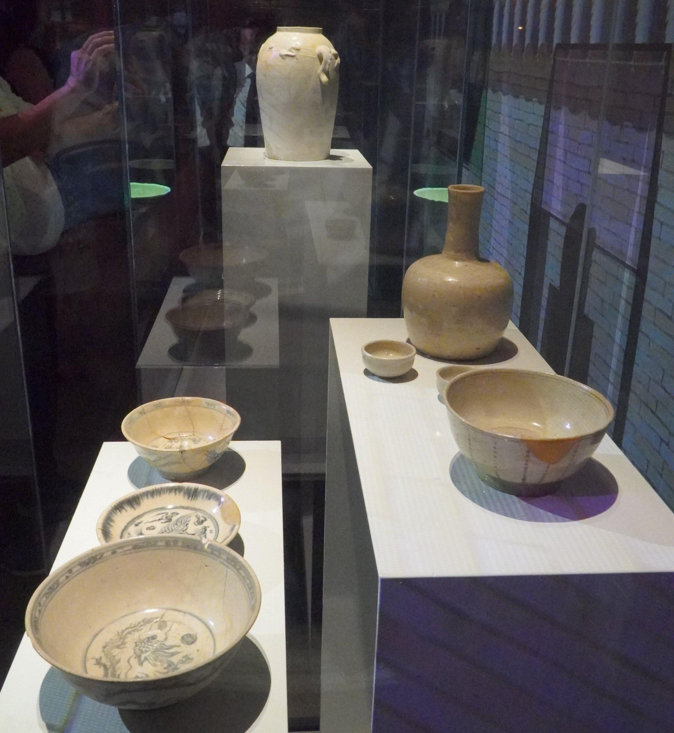 Tại khu trưng bày “Báu vật Hoàng cung Thăng Long” gồm ba không gian: Không gian giới thiệu các hiện vật thời Lý- Trần; Không gian giới thiệu hiện vật thời Lê sơ, Mạc, Lê Trung hưng và Không gian phía ngoài.