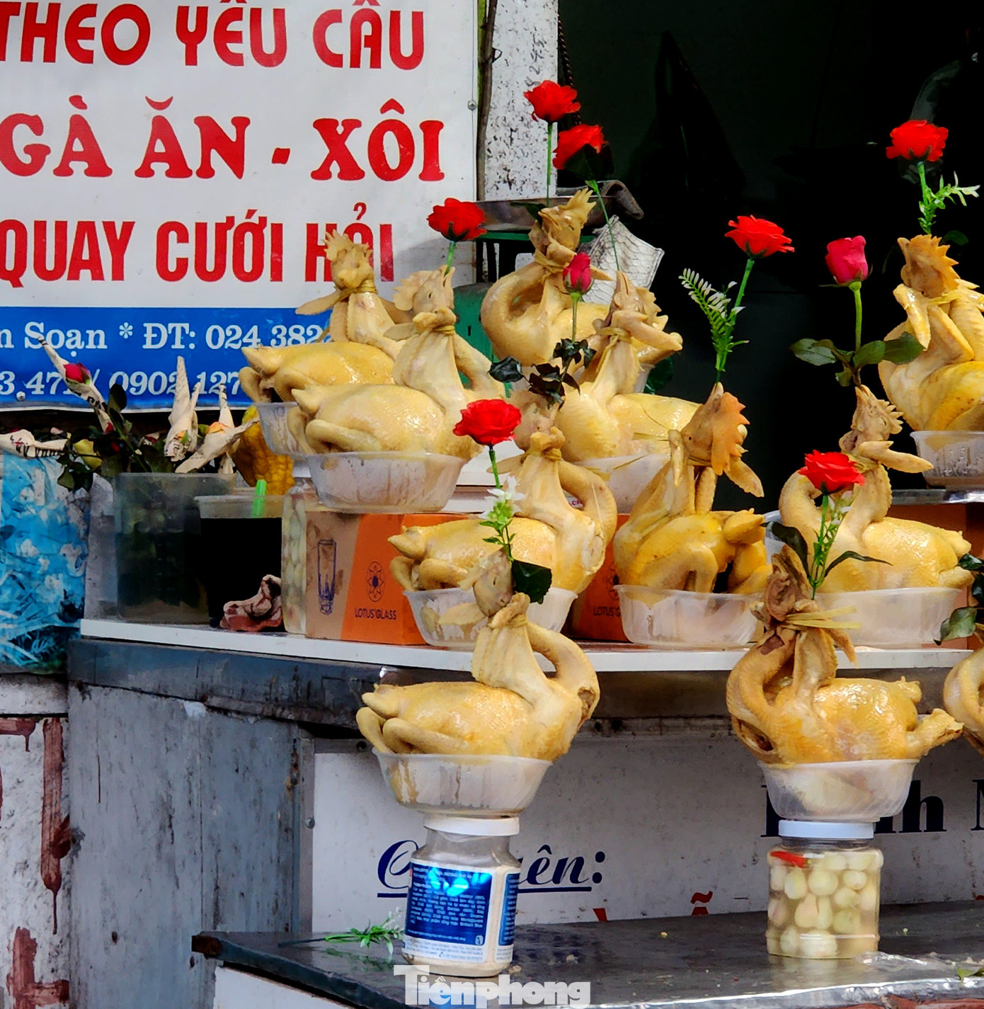 Chị Lan, chủ sạp hàng Gà lễ khu chợ Hôm chia sẻ: " để có hàng sớm cho khách hàng lựa chọn, tôi phải chuẩn bị và làm hàng từ 3 giờ sáng hôm trước". Theo ghi nhận, giá cả vào đầu giờ sáng ngày 23 tháng Chạp tại khu vực này cũng không có nhiều biến động. Mặt hàng gà lễ dao động từ 250 nghìn tới 350 nghìn đồng/con tùy loại.
