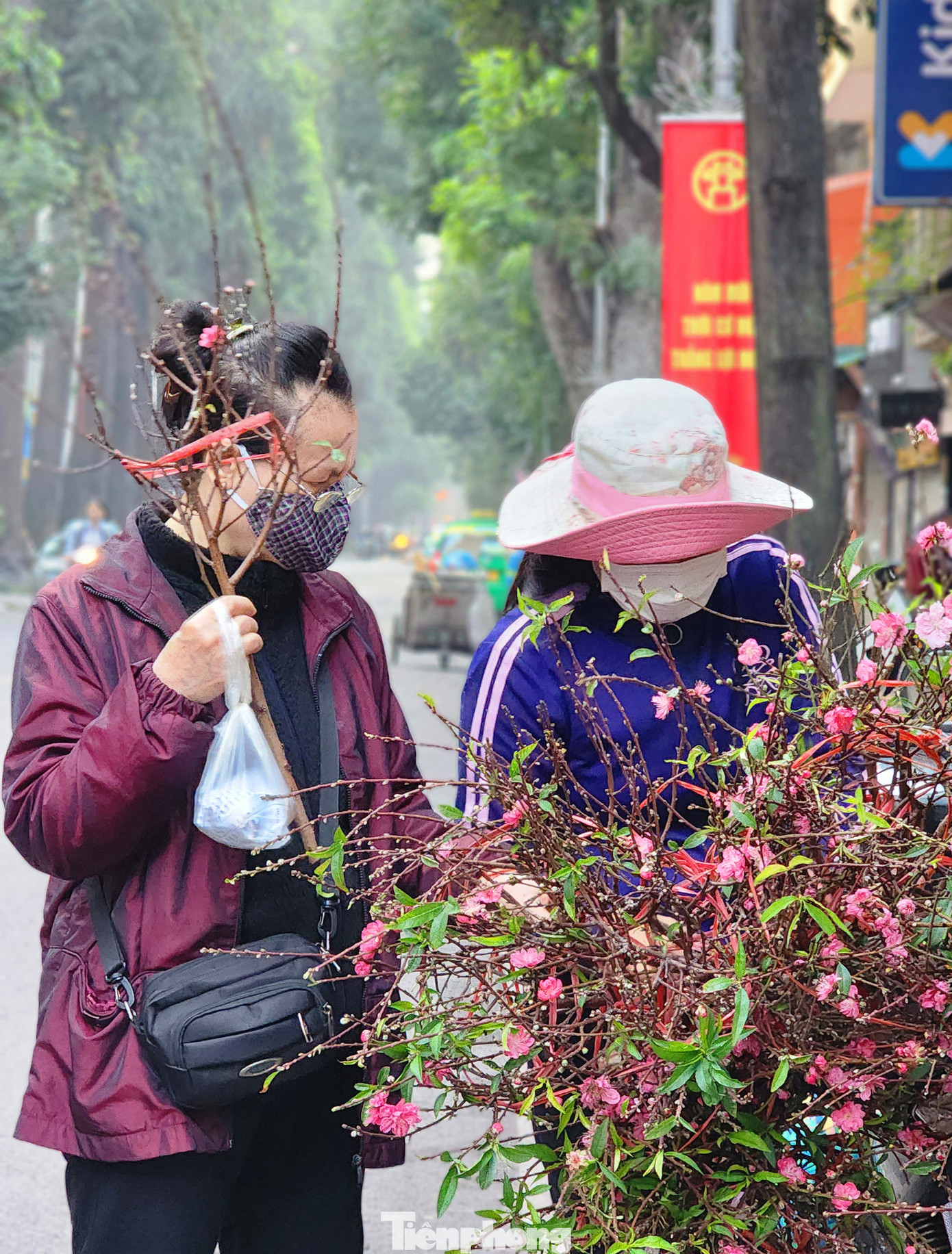 Các nhánh hoa đào, đào cành để thắp hương có giá rẻ hơn vào buổi sớm, có thể mặc cả với giá chỉ từ 25 nghìn đồng.