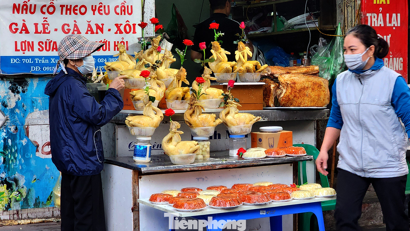 Mặt hàng xôi nén, gà lễ được bày bán từ rất sớm.