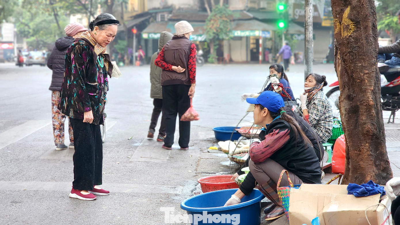 Khung cảnh chợ sớm trên một góc ngã tư ở Hà Nội.