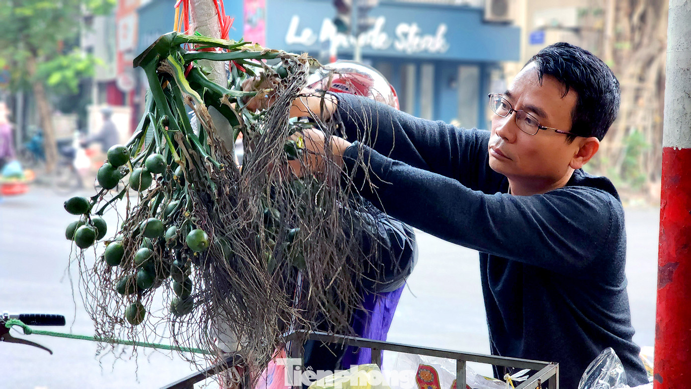 Đặc biệt, thường chỉ có đi chợ sớm mới có trầu cau nguyên buồng, nhiều lựa chọn hơn cho mâm cúng lễ.