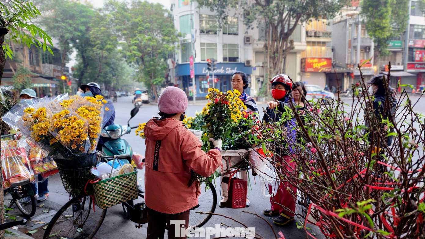 Ngoài các đồ lễ như tiền vàng có thể chuẩn bị mua từ những ngày trước, hoa và các loại quả mua chợ sớm trong ngày là lựa chọn hoàn hảo nhất, tươi mới nhất.