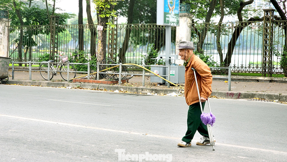 Cụ ông Trương Văn Hai - Đống Đa cho biết: 'Tôi thường di chuyển bằng xe buýt qua đoạn đường này. Dừng ở đây và đi bộ tới phố Trần Bình Trọng để bắt chuyến xe ghép tuyến tiếp theo. Đi trên vỉa hè công viên gần hơn nhưng khó đi, đã có lần tôi bị vấp ngã. Tôi còn thấy cả người phóng xe máy ngã trên vỉa hè nữa, nên giờ tôi đi bộ ở phía bên kia đường dù bên đó không có vỉa hè".