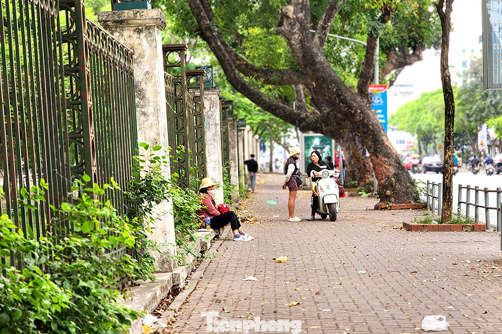 Một đoạn vỉa hè dù còn đủ gạch lát nhưng tường rào nghiêng vẹo, khá nguy hiểm.