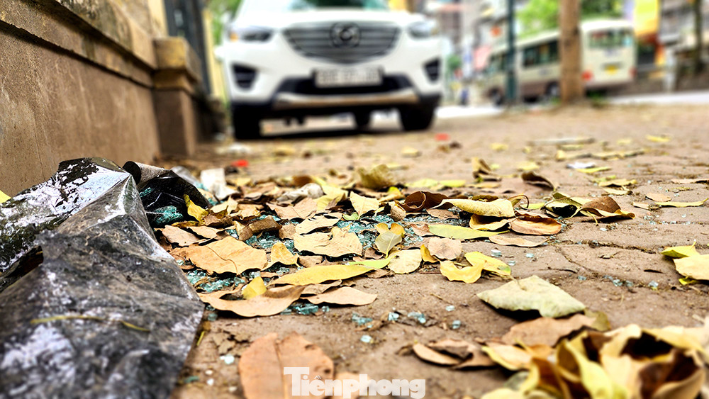 Lá vàng lẫn lộn với rác thải, thủy tinh... tiềm ẩn nhiều nguy hiểm cho khách bộ hành.