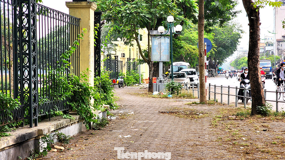 Đoạn vỉa hè kéo dài tới ngã giao Giải Phóng - Đại Cồ Việt như một đoạn đường bị bỏ hoang lâu ngày.