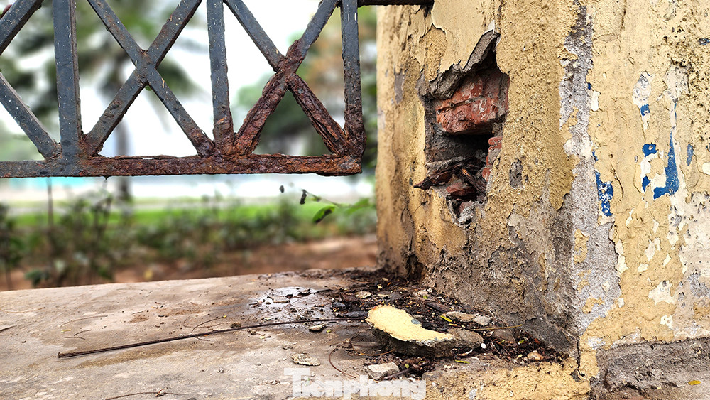 Không chỉ không gian vỉa hè, vào gần hơn với khuôn viên công viên, hàng rào khu vực này cũng đang xuống cấp, hoen rỉ nhếch nhác. Trong ảnh là một chân cột xây hàng rào bị nứt vỡ, khung sắt hoen rỉ.