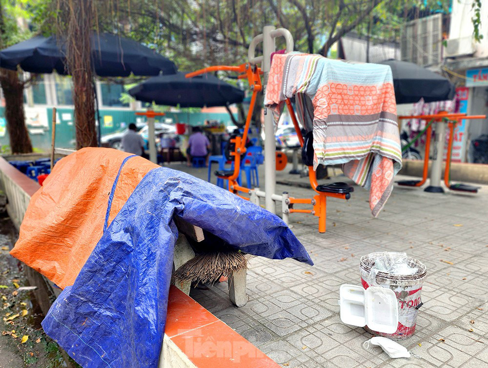 Ghi nhận thực tế của Phóng viên báo Tiền Phong vào những ngày đầu tháng 7/2023. Không gian sân chơi chung tại nhiều cụm dân cư thuộc khu tập thể Thành Công đang bị lấn chiếm nghiêm trọng.