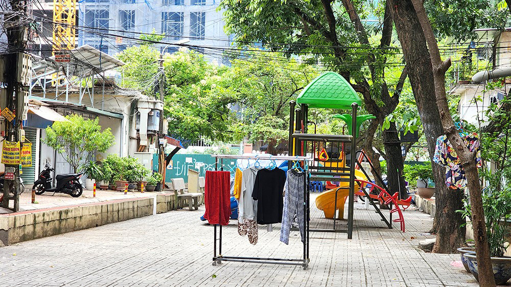 Khi các máy tập bị phơi hết thì các hộ dân hồn nhiên chăng dây trên cây, mang giá phơi để giữa sân trống, tạo nên khung cảnh nhếch nhác và lộn xộn.