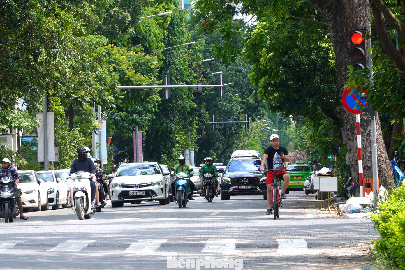 Đoạn ngã tư nút giao phố Quang Trung - Trần Hưng Đạo, các phương tiện tham gia giao thông hoàn toàn theo thói quen cũ, di chuyển theo chiều đường quen thuộc.
