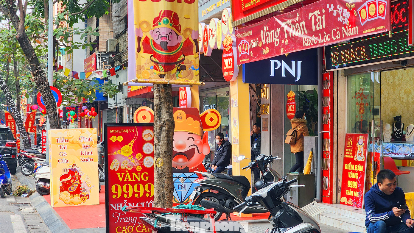 Trước cửa một số hàng vàng thưa thớt bóng người, không còn các hàng dài người dân xếp hàng mua vàng như ngày hôm trước.